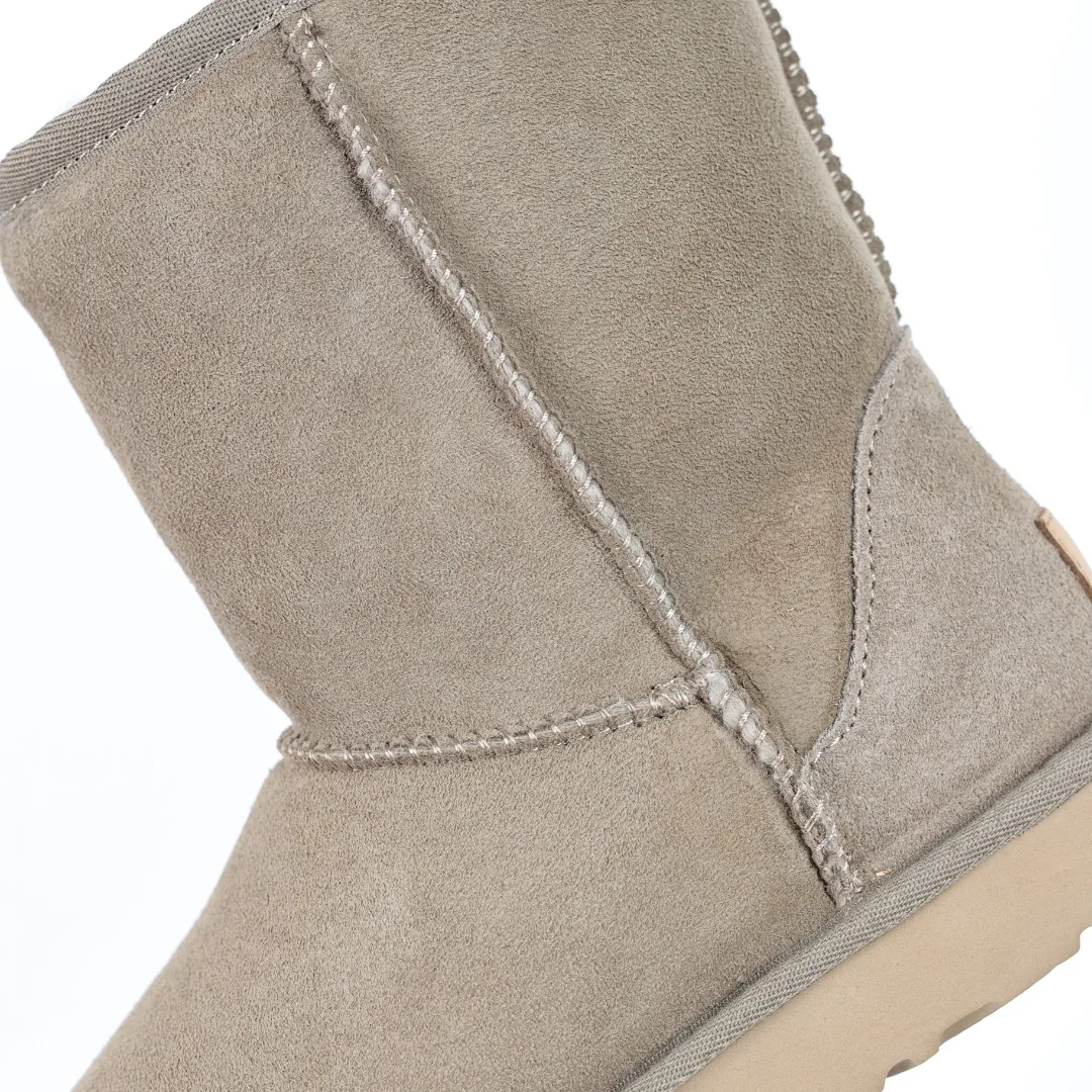 Pick up locally 💰600 Core recommended good price Cashmere insoles are a very suitable choice for keeping warm in winter and at home. In the new year, uug launched a series of styles, which are partially geared towards the preferences of young consumers and have also moved to the forefront of fashion trends. Shoe body material Water-repellent coated suede upper 17mm UGGPURE™ implanted wool insole Lightweight non-slip comfortable rubber outsole With brand LOGO Trademark Comes with a full set of packaging Size: 35 36 37 38 39 40